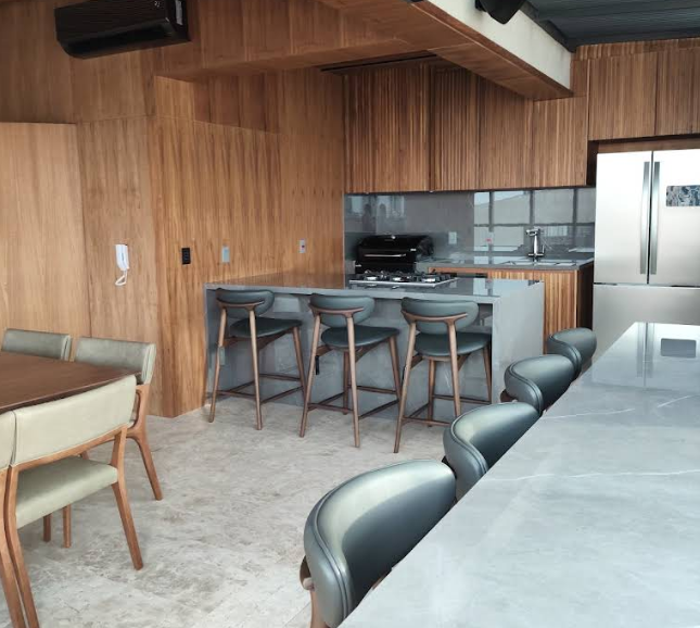 Cozinha limpa após serviço de limpeza pós-obra