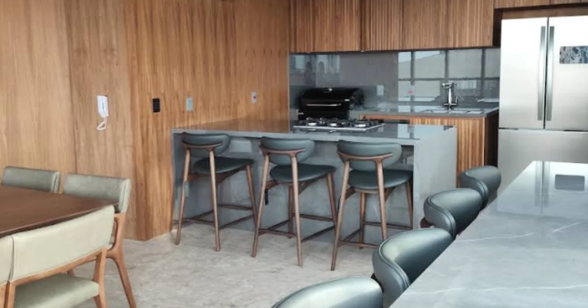 Cozinha integrada limpa após obra ou reforma
